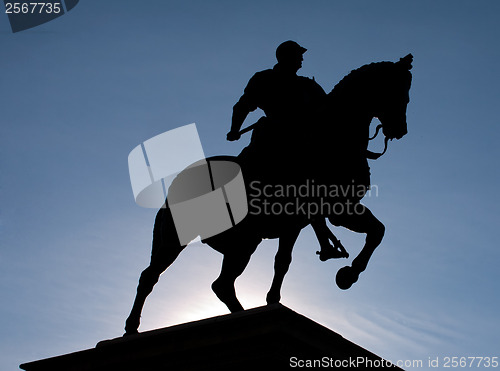 Image of black silhouette of equestrian statue of Colleoni 