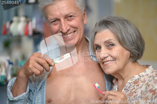 Image of Senior couple with toobrushes