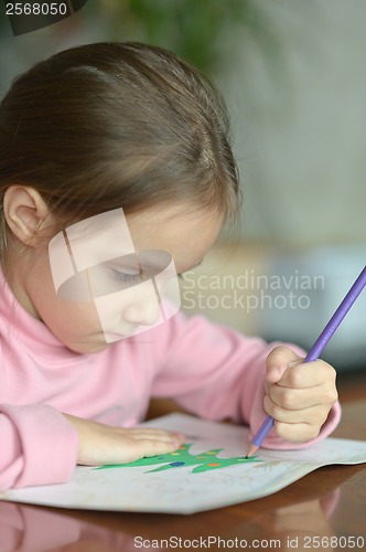 Image of Little girl draws