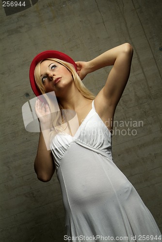 Image of stehende Frau mit Hut | standing woman with hat