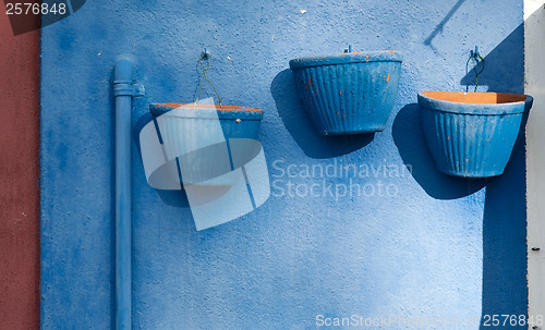 Image of three blue flowerpots