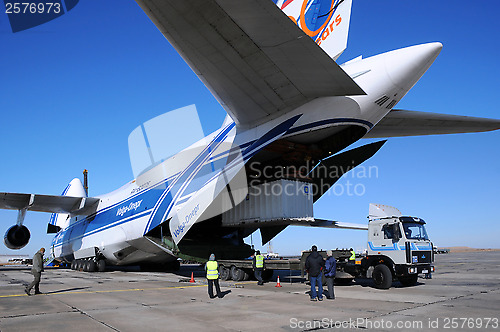 Image of Antonov AN-124 Unloading