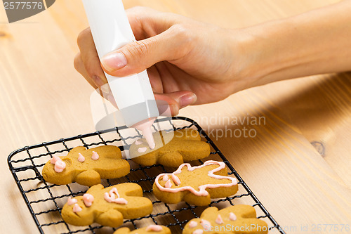 Image of Gingerbread with icing decorating process