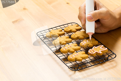 Image of Gingerbread with icing decorating process