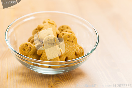 Image of Gingerbread men cookies in transparent bowl