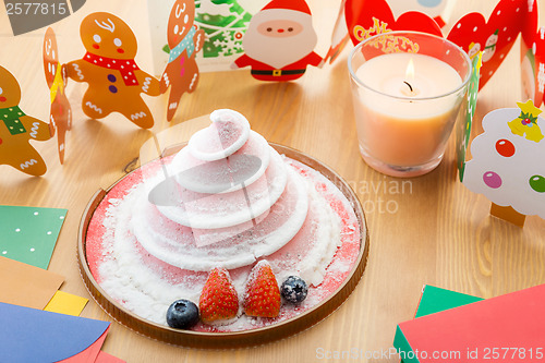 Image of Christmas cake and decoration 