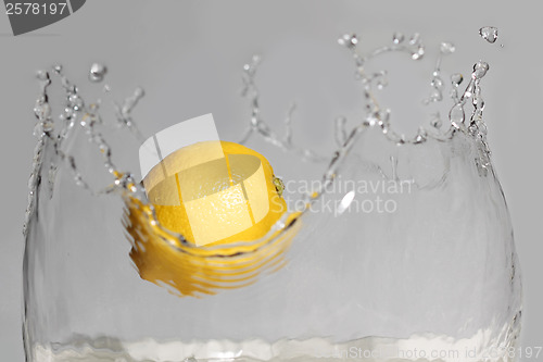 Image of Lemon splashing in to water