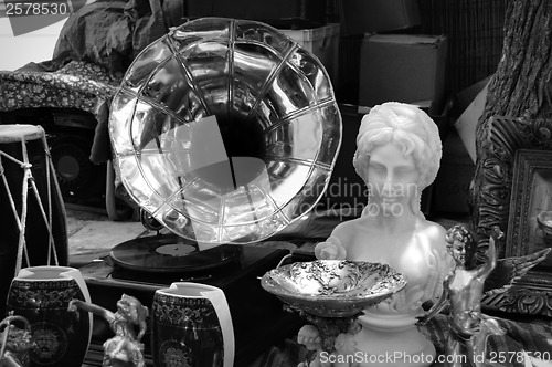 Image of vintage gramophone and antique objects