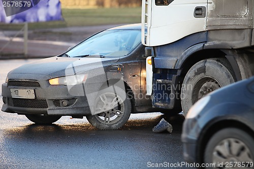 Image of clash truck and car 