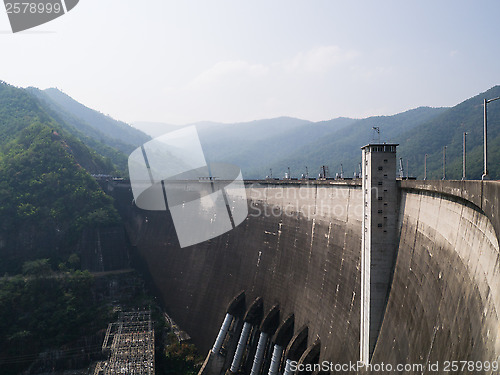 Image of concrete dam