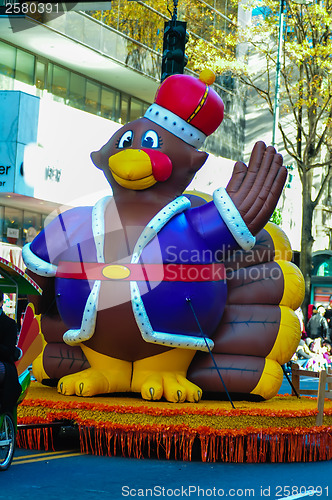 Image of infalable thanksgiving turkey waving to crowd at a thanksgiving 