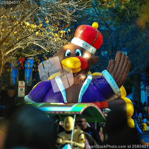 Image of infalable thanksgiving turkey waving to crowd at a thanksgiving 