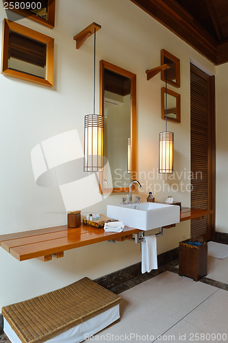 Image of Luxury modern bathroom