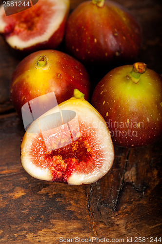 Image of fresh figs over old wood