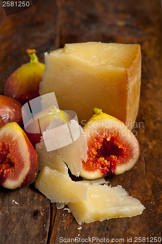 Image of pecorino cheese and fresh figs 