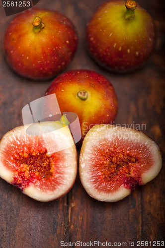 Image of fresh figs over old wood