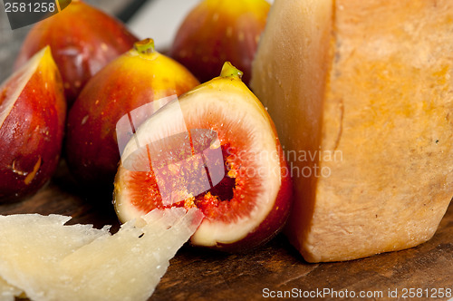 Image of pecorino cheese and fresh figs 