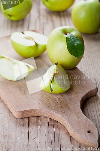 Image of fresh green sliced apples 