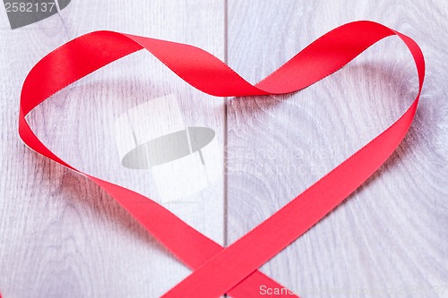 Image of Bouquet of red roses with ribbon border