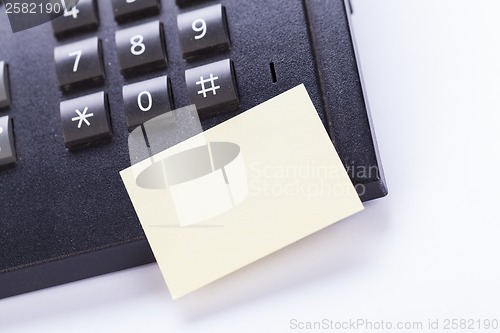 Image of memo post it message on telefone in office 