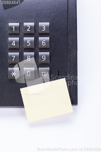 Image of memo post it message on telefone in office 