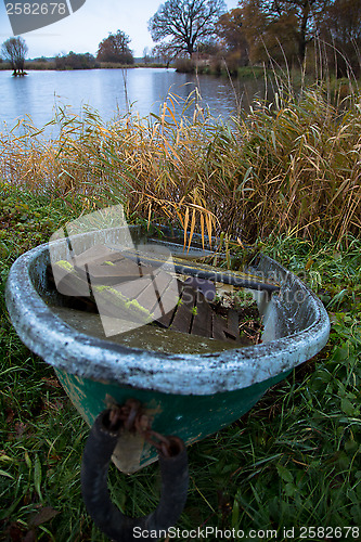 Image of an old boat on a lake