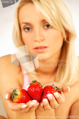 Image of Women with fruits