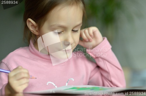 Image of Little girl draws