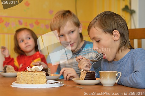 Image of Brothers and sister eating cake