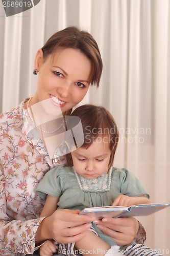 Image of Mom and daughter reading