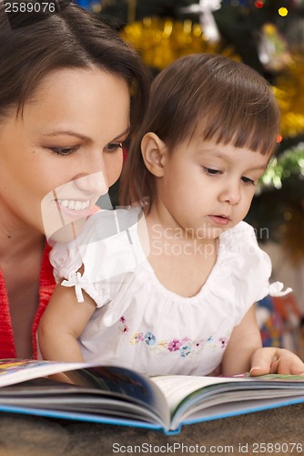 Image of Cute mother decided to read to her children