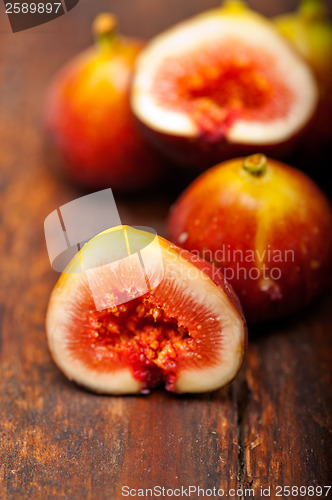 Image of fresh figs over old wood
