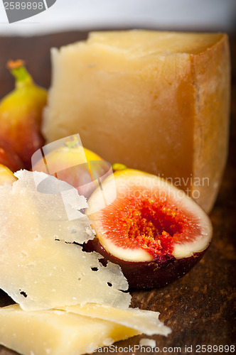 Image of pecorino cheese and fresh figs 