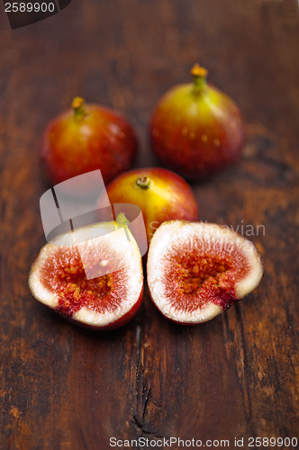 Image of fresh figs over old wood