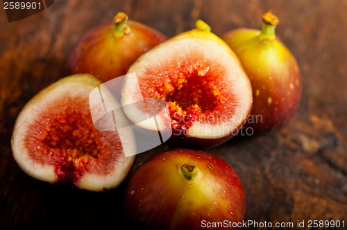 Image of fresh figs over old wood