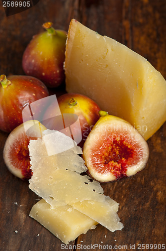 Image of pecorino cheese and fresh figs 