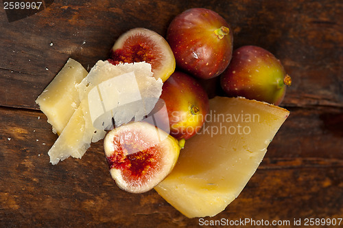 Image of pecorino cheese and fresh figs 