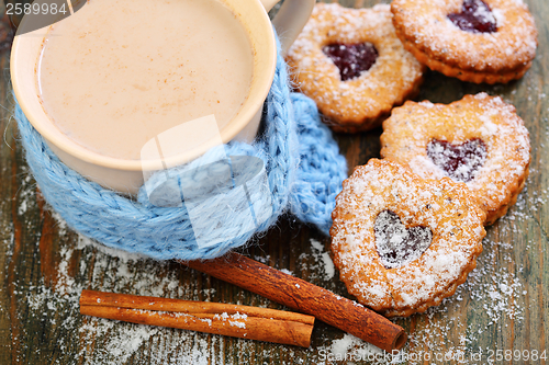 Image of Hot cocoa and cookies in the form of heart.