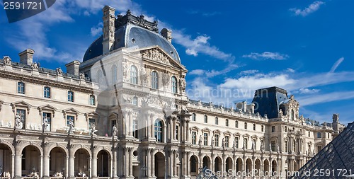 Image of Louvre museum