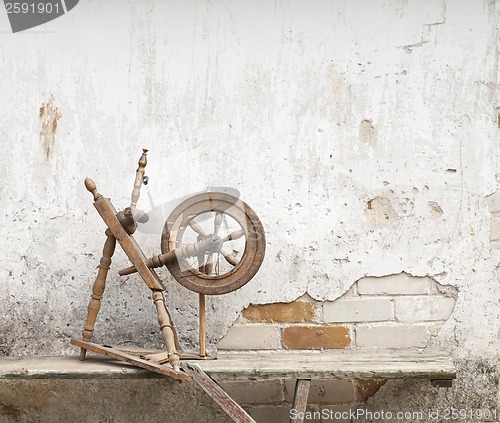 Image of Old spinning wheel