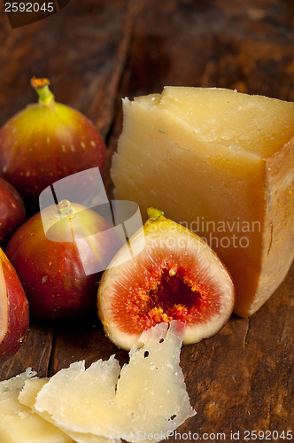 Image of pecorino cheese and fresh figs 