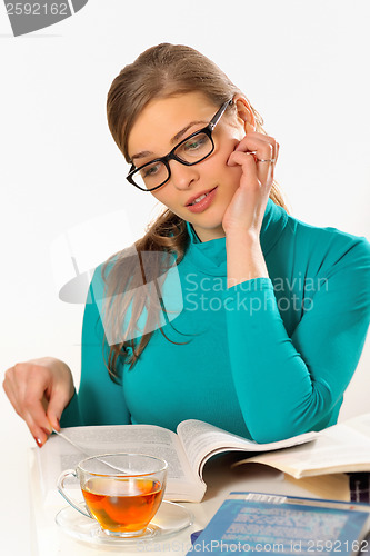 Image of teen girl studying