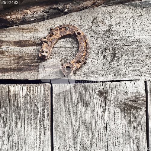 Image of horseshoe on the plank wall