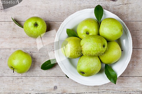 Image of fresh green apples in plate 