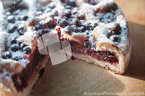 Image of Canberry cake with blackberry