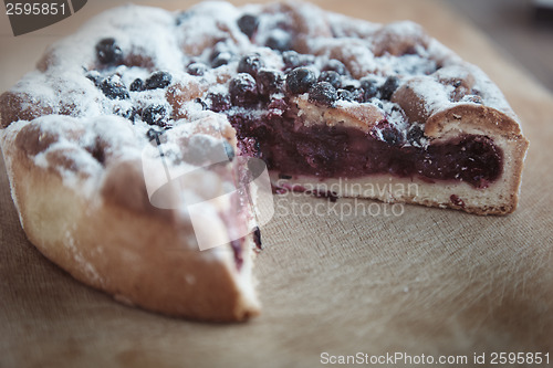 Image of Canberry cake with blackberry