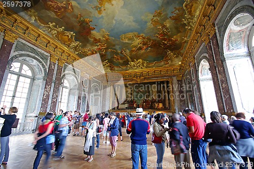 Image of Tourists visiting Mirror's Hall