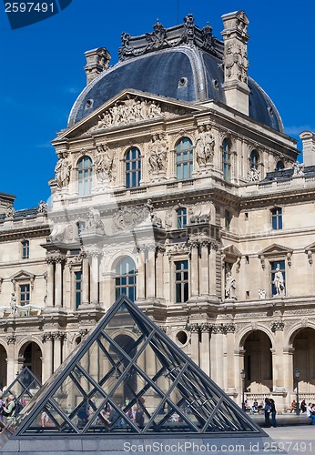Image of Louvre museum