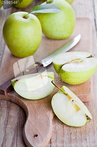 Image of fresh green sliced apples and knife