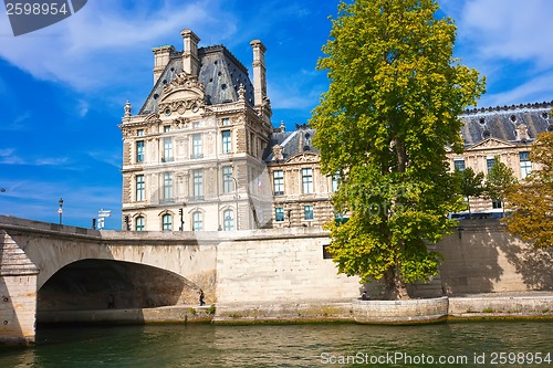 Image of Louvre museum